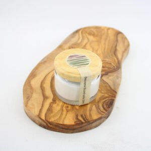 Blütefrische-Tiegel auf einem Holzbrett