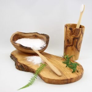 Calcimid (Pulver) in einer Holzschüssel auf einem Holzbrett