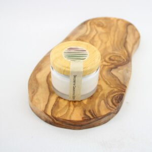 Casanova-Tiegel auf einem Holzbrett