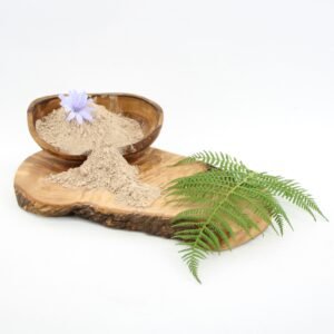 Pulvrige Ghassoul-Erde in einer Holzschüssel auf einem Holzbrett