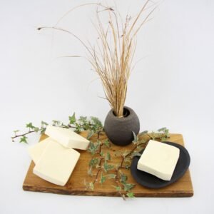 Sandelholz auf einem Holzbrett